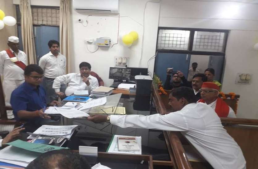 Indrajeet Saroj Nomination सपा ने घोषित नहीं किया प्रत्याशी, मगर उम्मीदवार ने किया नामांकन, कहा- मुझे मिला है टिकट