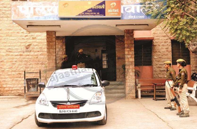 Three arrested in case of suicide व्यवस्थापक की आत्महत्या के मामले में वकील सहित तीन गिरफ्तार