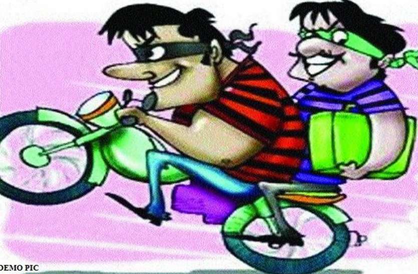 banswara बांसवाड़ा : माहीडेम क्षेत्र में सरेराह लूट, हजारों की नकदी से भरा बैग लेकर भागते लुटेरों की बाइक खंभे से टकराई, दो गिरफ्तार