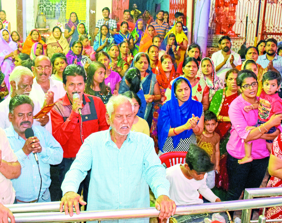 navratr parv मां की कृपा पाने के लिए कड़ी साधना में लीन भक्त