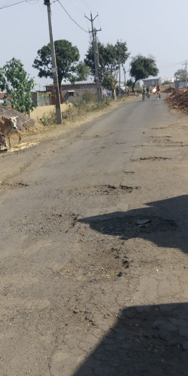 Bad roads गड्ढों में तब्दील मोहखेड़ की सडक़ें