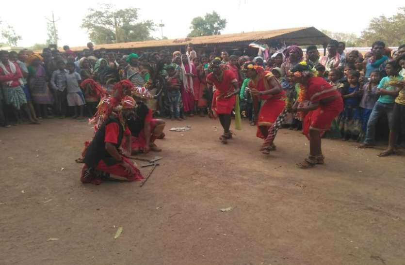 jagdalpur मतदाताओं को बकरा-भात से लुभा रहे लोकसभा उम्मीदवार