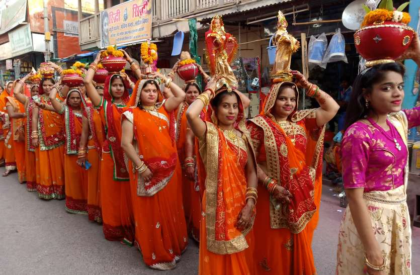 Letest News In Hindi Neemuch गणगौर पर गुर्जर गौड़ ब्राह्मण समाज, सोनी समाज एवं विजयवर्गीय समाज ने निकाली झेल