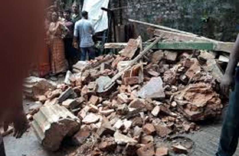 kolkata west bengal पुरानी ईमारत की सिढ़ी ढ़ही, 22 लोग फंसे