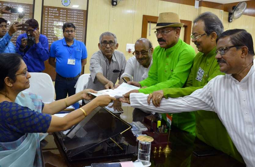 kolkata फुटबॉल में अर्जुन अवार्ड प्राप्त प्रसून बनर्जी ने अपना नामांकन पत्र भरा