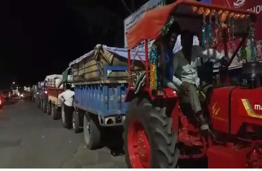 kisan गेहूं की नीलामी के चलते शहर में 2 किलोमीटर तक ट्रैक्टर ट्रॉलियों की लंबी कतार, पुलिस जाप्ता तैनात