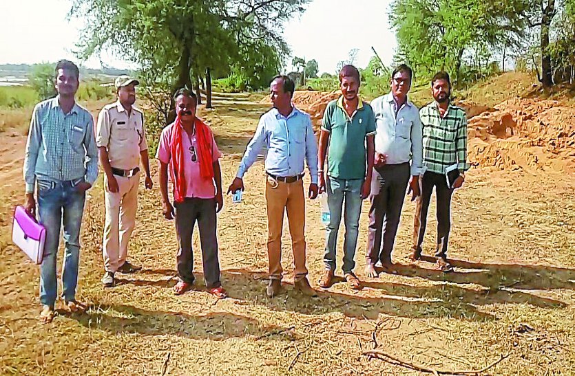 balod patrika पहली बार बड़ी कार्रवाई करते हुए खनिज विभाग ने नदी किनारे तीन जगहों से 56 ट्रैक्टर रेत की जब्त