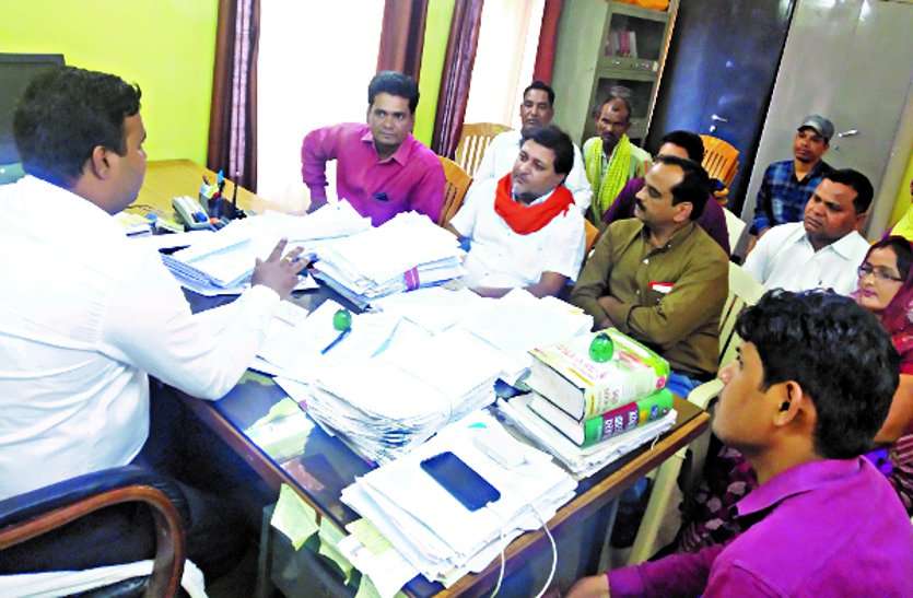 patrika माता के दर पर नाइंसाफी, VIP को मुफ्त सेवा देने आम लोगों की काट रहे जेब, पढि़ए कैसे