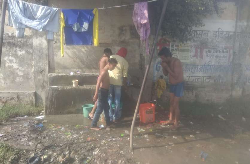 sidhi news छ: वर्ष बाद भी नवीन बस स्टैंड में नहीं बन पाई पेयजल व यात्रियों के लिए छाया की व्यवस्था