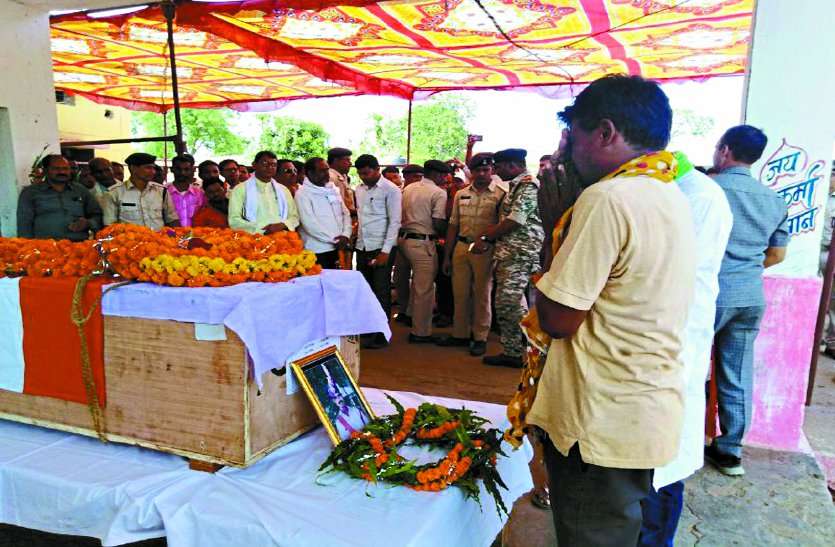balod patrika एक दिन बाद छुट्टी में घर आने वाले थे शहीद छगन कुलदीप, तिरंगे में लिपटा पार्थिव देह आया तो गांव में छा गया मातम