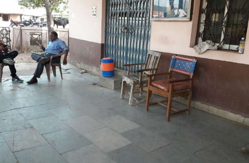 lokayukta raid on co operative bank manager in timarni mp Lokayukta Raid बिना छुट्टी के बैंक में दिनभर लगा रहा ताला, लेनदेन नहीं होने से किसान रहे परेशान