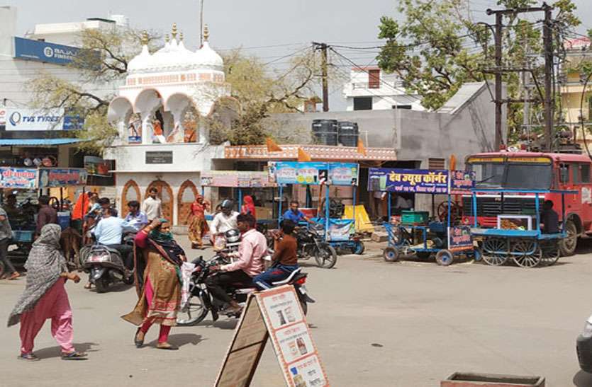 enraged-by-the-encroachment-in-front-of-the-municipality दिया तले अंधेरा, पालिका के सामने अतिक्रमणों से बिगड़ रहा है शहर का सौन्दर्य
