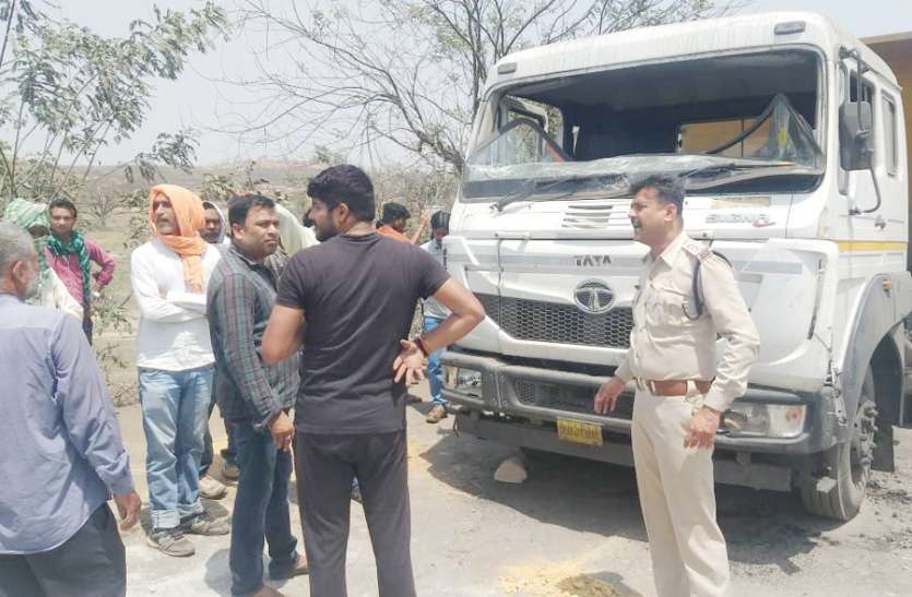 Road Accident in Singrauli, Death, Police Reached बेलगाम ट्रेलर ने राहगीर को मारी ऐसी टक्कर कि शरीर के हो गए टुकड़े-टुकड़े