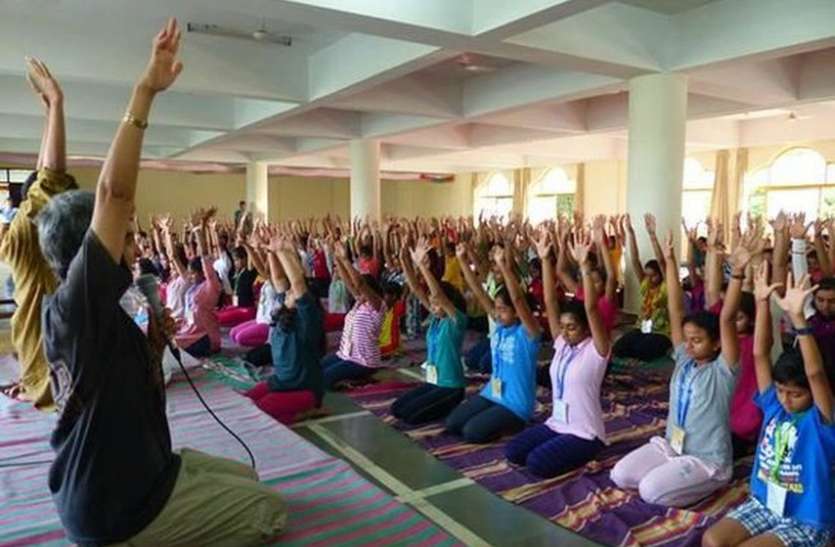 Art of Living will launch special campaign यूथ को नशे से बचाने अब बॉलीवुड का सहारा, 'सुदर्शन' मददगार