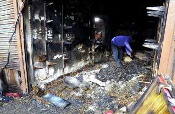 Fire in Shop from Short Circuit in Up azamgarh शार्ट सर्किट से दुकान में लगी आग, लाखों का सामान जलकर खाक