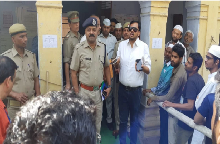 sikandrabad BIG NEWS: मुस्लिम बाहुल्य बूथ पर ईवीएम से छेड़छाड़ की खबर के बाद जमकर हुई नोकझोंक