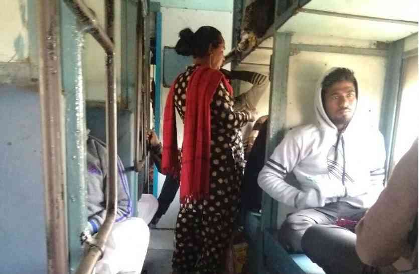 Transgenders illegal recovery from passengers in train यहां चलता है किन्नरों का राज, ट्रेनों में खुलेआम करते हैं अवैध वसूली, डर तो कभी लज्जा के मारे देने पड़ते हैं पैसे