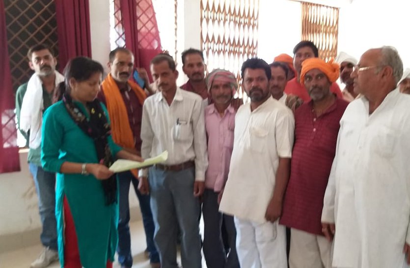 patrika news गेहूं खरीदी केंद्र पर असुविधाओं को लेकर नाराज किसानों ने की शिकायत