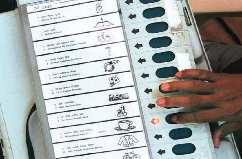 EVM's valet unit and VVPAT in jhansi lok sabha chunav update ईवीएम की वैलेट यूनिट और वीवीपैट में शुरू हुआ ये काम, अफसरों ने देखी स्थिति