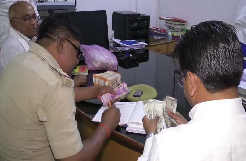 UP police caught 3 lakh cash in chunavi checking चुनावी चेकिंग में बरामद हुई लाखों की नगदी, नहीं दे पाए कोई ब्यौरा