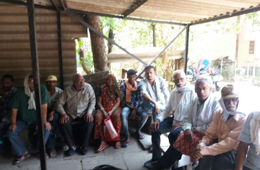 patient feel trouble in dispensary 36 हजार कार्डधारी, 87 हजार लाभार्थी और डिस्पेंसरी पांच