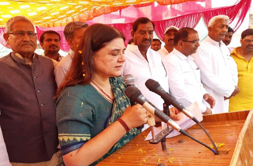 menka gandhi राफेल मु्द्दे से मोदी सरकार को घेरकर बोफर्स का बदला ले रही कांग्रेस: मेनका गांधी