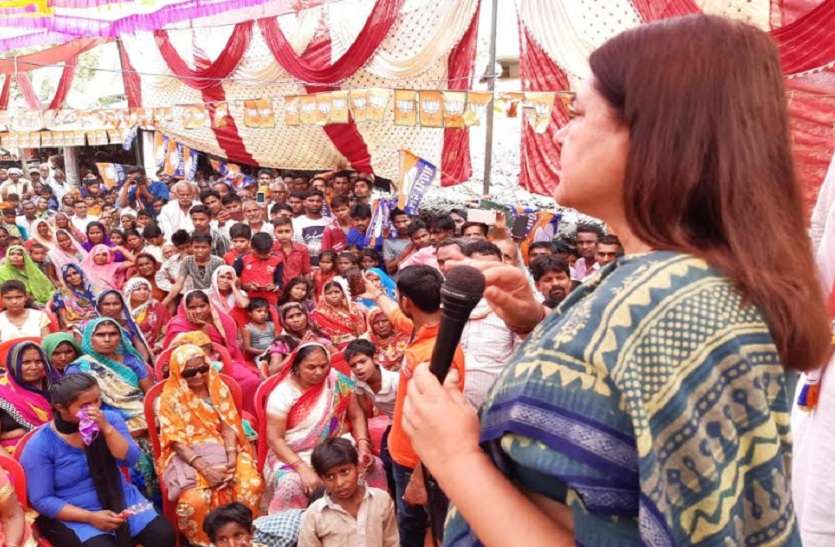 Maneka Gandhi statement About Muslims in Sultanpur इलेक्शन तो मैं पार कर चुकी, अब पड़ेगी आपको मेरी जरूरत : मेनका गांधी