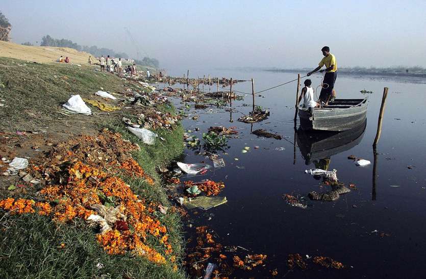 yamuna clean up यमुना की सफाई के लिए सरकार ने की देरी और दिया अधूरा एक्शन प्लान, अब हर महीने 1 करोड़ का जुर्माना