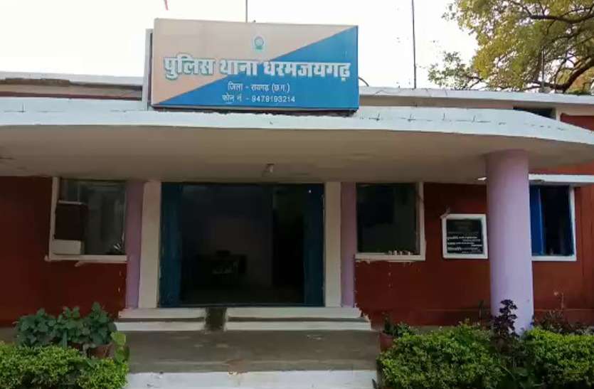 नाबालिग गर्लफ्रेंड की मांग में सिंदूर भर कर बना लिया पत्नी, फिर ले गया बेंगलोर, एक साल बाद प्रेमी ने ये किया... नाबालिग गर्लफ्रेंड की मांग में सिंदूर भर कर बना लिया पत्नी, फिर ले गया बेंगलोर, एक साल बाद प्रेमी ने ये किया...