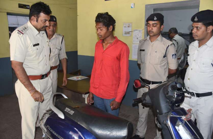 वाहन चैकिंग के दौरान युवक से सेना में इस्तेमाल होने वाला कारतूस जब्त किया एके-47 के बाद अब वाहन चैकिंग में सेना का कारतूस जब्त