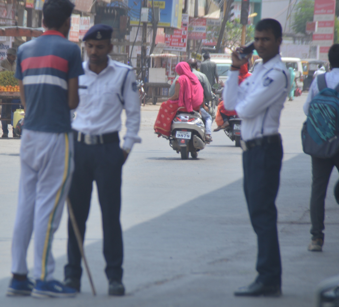 40 force doing duty daily in 42 degree temperature 42 डिग्री तापमान में प्रतिदिन ड्यूटी कर रहा 40 पुलिसकर्मियों का बल