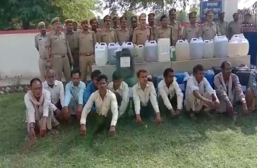 UP Police caught avaidh Sharab पुलिस ने पकड़ी हजारों लीटर अवैध शराब, 22 अभियुक्तों को भी किया गिरफ्तार, शराब बनाने के उपकरण भी बरामद