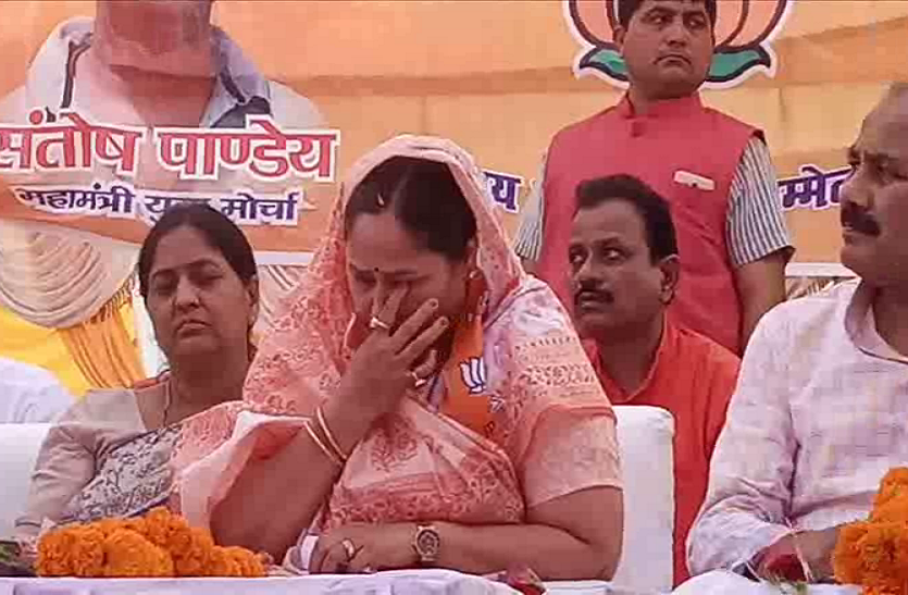 up news भाजपा की जनसभा में जुटे मुठ्ठी भर लोग, सैकड़ों खाली कुर्सियां देख रोने लगीं BJP सांसद