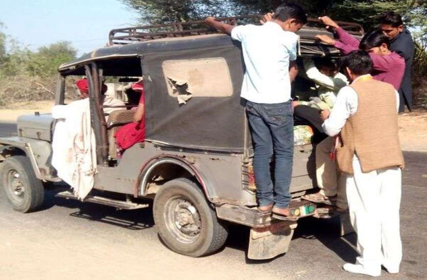 Cow shelter सड़क पर भूखे-प्यासे गोवंश को भटकते देख खुद के हिस्से की जमीन पर खोल दी गोशाला