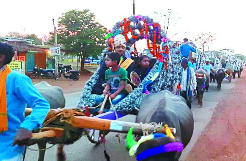 patrika दुल्हन को ब्याहने यहां दस बैलगाडिय़ों में बारात लेकर पहुंचा स्मार्ट दूल्हा, अनोखी शादी के गवाह बने हजारों लोग