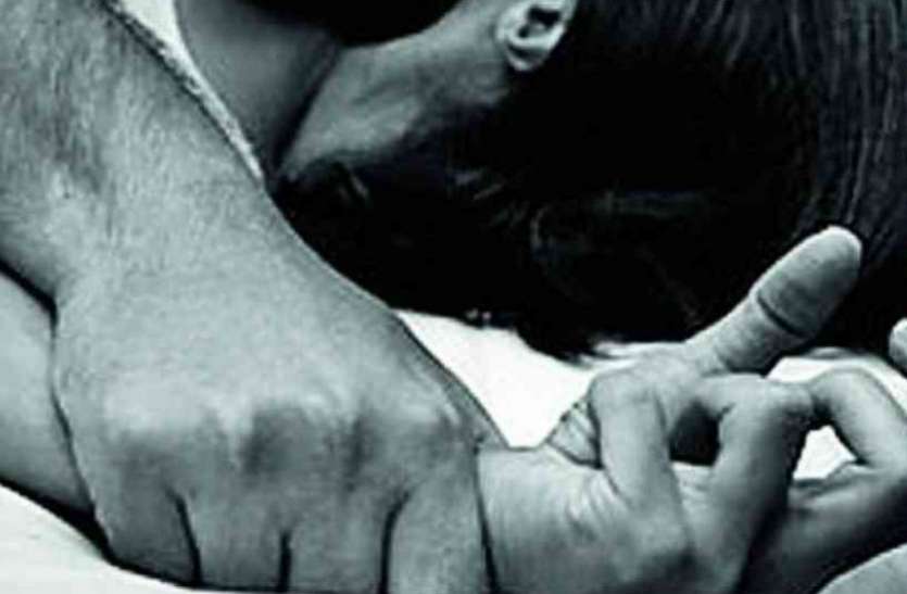 Gang Rap आॅटो में बैठी छात्रा को चालक दोस्त ने बनाया हवस का शिकार, मन भर गया तो परोस दिया दोस्तों के सामने, फिर सभी ने बारी—बारी से...