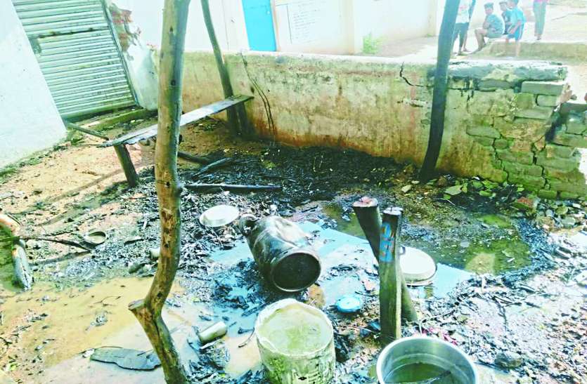 cg news गैस रिसाव से सिलेंडर में हुआ जोरदार विस्फोट, आग लगने से दुकान जलकर राख, दो युवक झुलसे