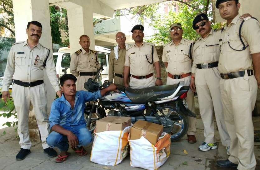 caught the accused taking illegal liquor आखिर कहां खपने वाली थी यह शराब