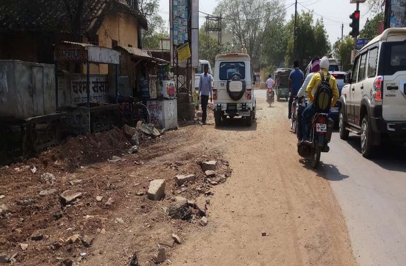 भीमा तालाब को भरने के लिए नहर से तालाब तक नाली का जाल बिछाया नाली तो बनाया पर सड़क से मलबा नहीं हटाया
