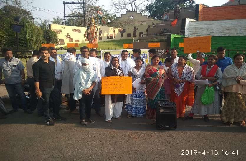 Bulk protest against school fees hike सैकड़ों पालकों ने फीस वृद्धि के खिलाफ मांगा जन समर्थन, देवकीनंदन चौक पर किया धरना प्रदर्शन