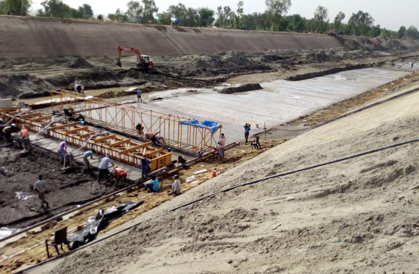 Canalization in bikaner नहर में मरम्मत का काम 35 प्रतिशत तक पूरा,10 दिन और चलेगा