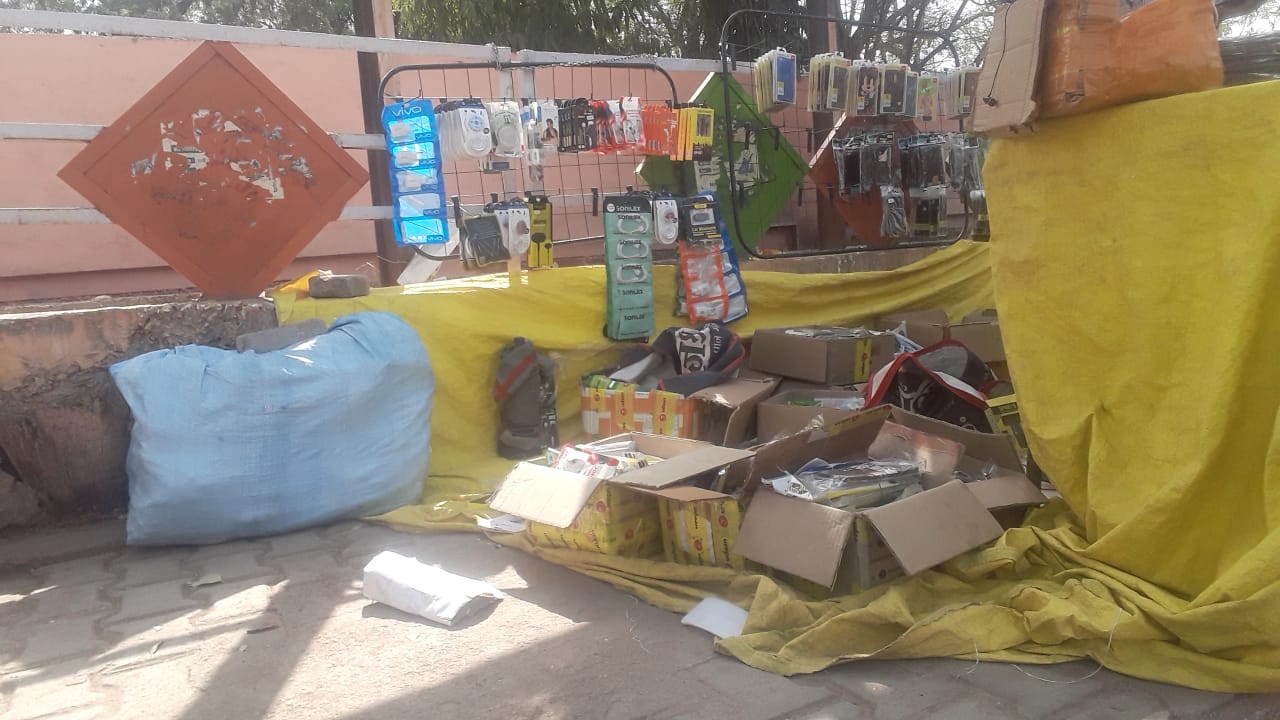 मोबाइल एसेसरीज में की जा रही की टैक्स चोरी मोबाइल एसेसरीज में की जा रही की टैक्स चोरी