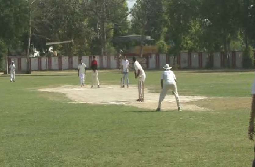 cricket क्रिकेट मैच खेलकर प्रशासन ने दिया मतदान जागरुकता का संदेश