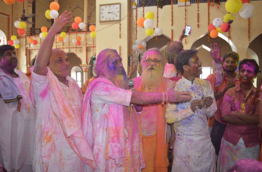 ayodhya भगवान श्री राम के प्राकट्य उत्सव पर संतों ने खेली रंगों की होली