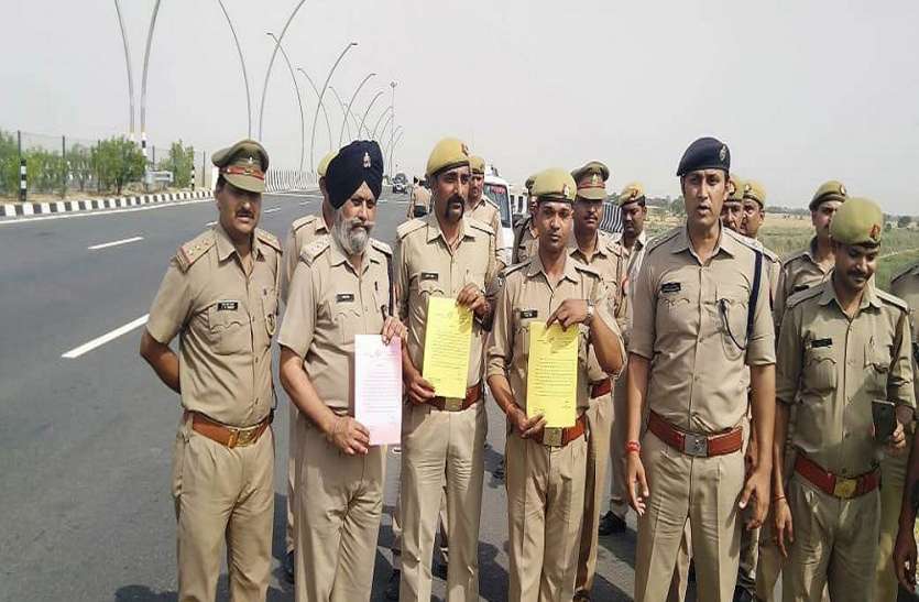 police एक्सीडेंट में पीआरडी जवानों ने बचाई परिवार की जान, एसएसपी ने किया सम्मानित