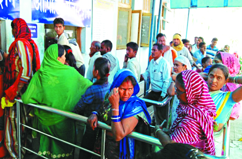 cg news जिला अस्पताल में मरीजों को नहीं मिल रही पर्याप्त दवाईयां, मेडिकल स्टोर्स से खरीदनी पड़ रही दवाई