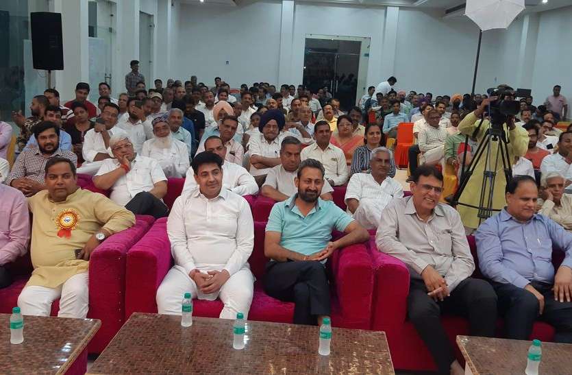mushayra वो भूखे नंगों को क्या देंगे, जिनके तन पर कपड़े भी सरकारी होते हैं....