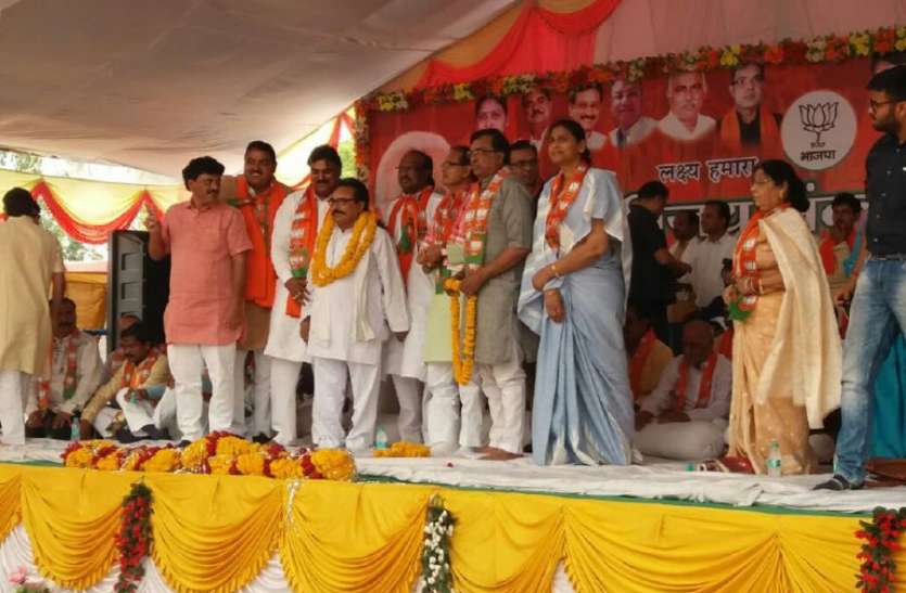 lok sabha election 2019 lok sabha election 2019 लोकसभा चुनाव से पहले कांग्रेस को बड़ा झटका, मंत्री का भाई बीजेपी में शामिल