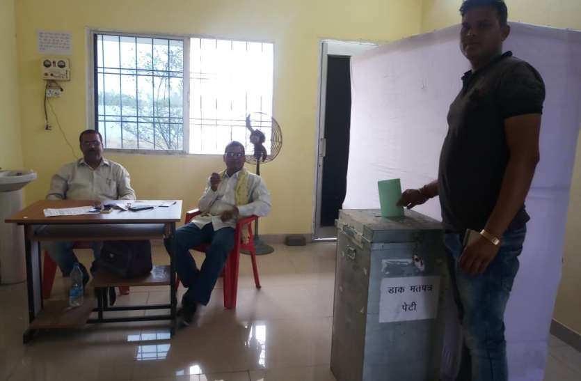 मतदान के समय नगरसैनिकों में दिखी सरकार के प्रति नाराजगी पुलिसकर्मियों, नव विभाग व नगरसैनिकों ने शुरू किया मतदान