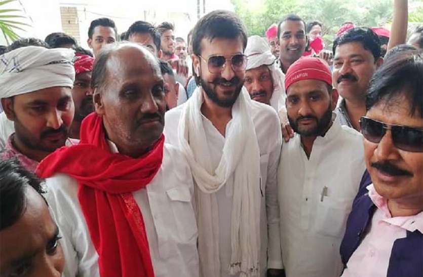 abbas ansari अखिलेश यादव के लिये वोट मांगने पहुंचे बाहुबली मुख्तार के बेटे अब्बास अंसारी, कहा- इस चुनाव में भाजपा का होगा देश से सफाया